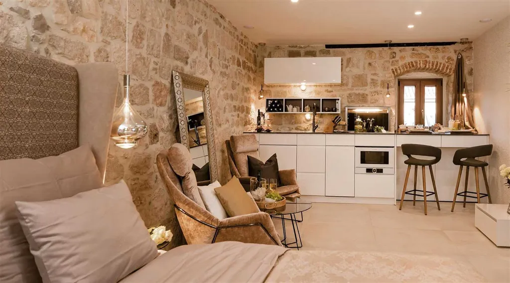 Central Split Air-Conditioned Apartment for 2