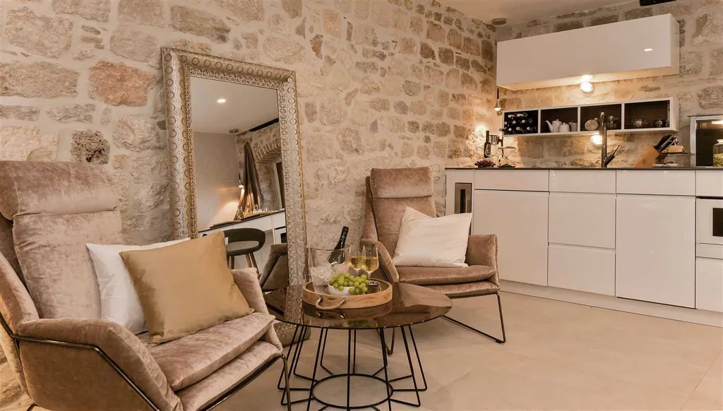 Central Split Air-Conditioned Apartment for 2