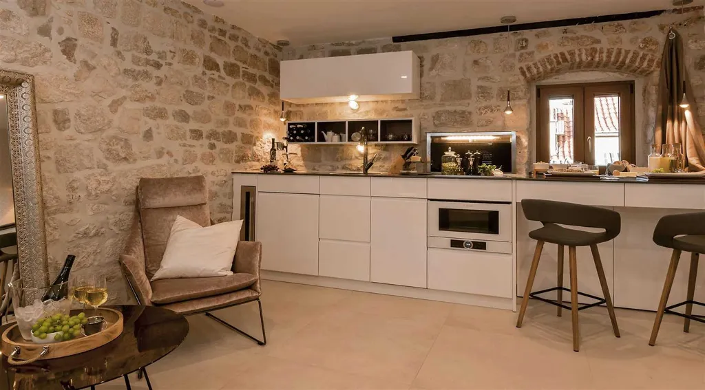 Central Split Air-Conditioned Apartment for 2