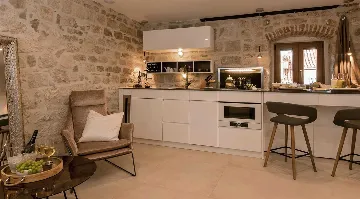 Central Split Air-Conditioned Apartment for 2