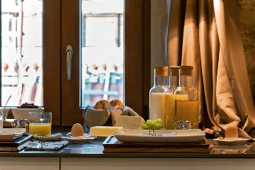 Central Split Air-Conditioned Apartment for 2