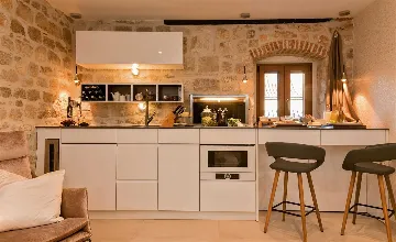 Central Split Air-Conditioned Apartment for 2