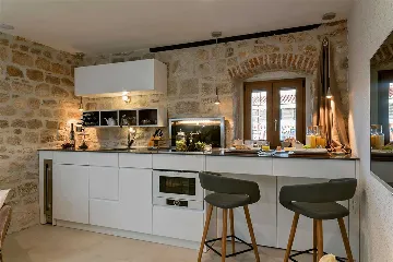 Central Split Air-Conditioned Apartment for 2