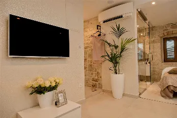 Central Split Air-Conditioned Apartment for 2