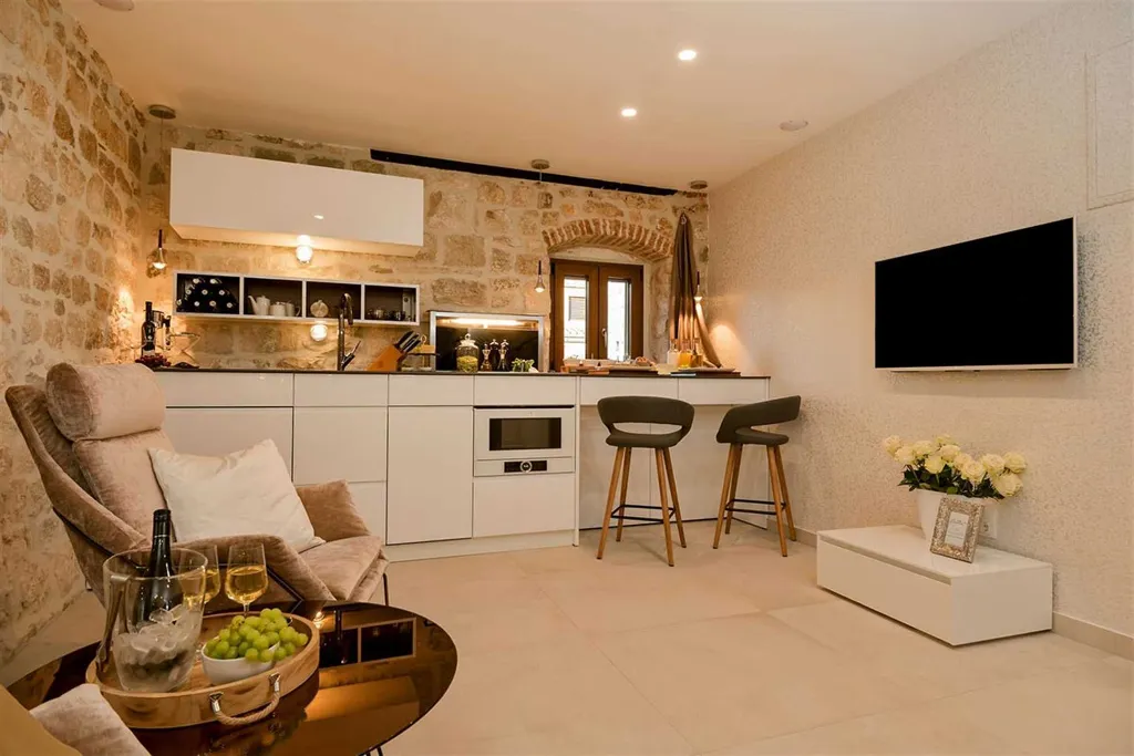 Central Split Air-Conditioned Apartment for 2