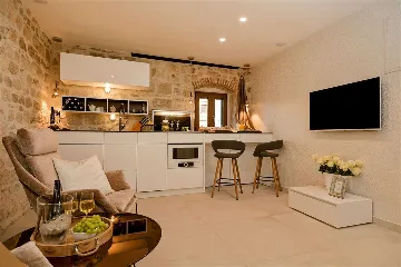 Central Split Air-Conditioned Apartment for 2