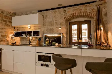 Central Split Air-Conditioned Apartment for 2