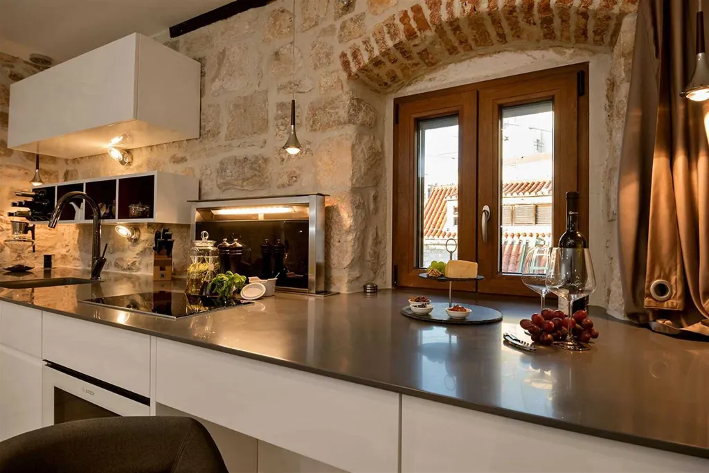 Central Split Air-Conditioned Apartment for 2