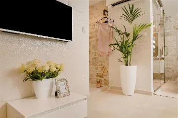 Central Split Air-Conditioned Apartment for 2