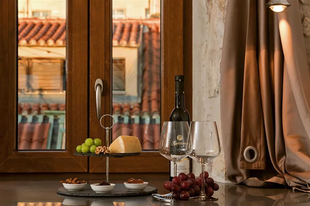 Central Split Air-Conditioned Apartment for 2