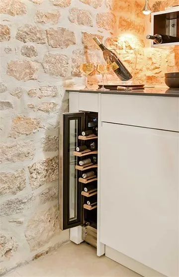 Central Split Air-Conditioned Apartment for 2