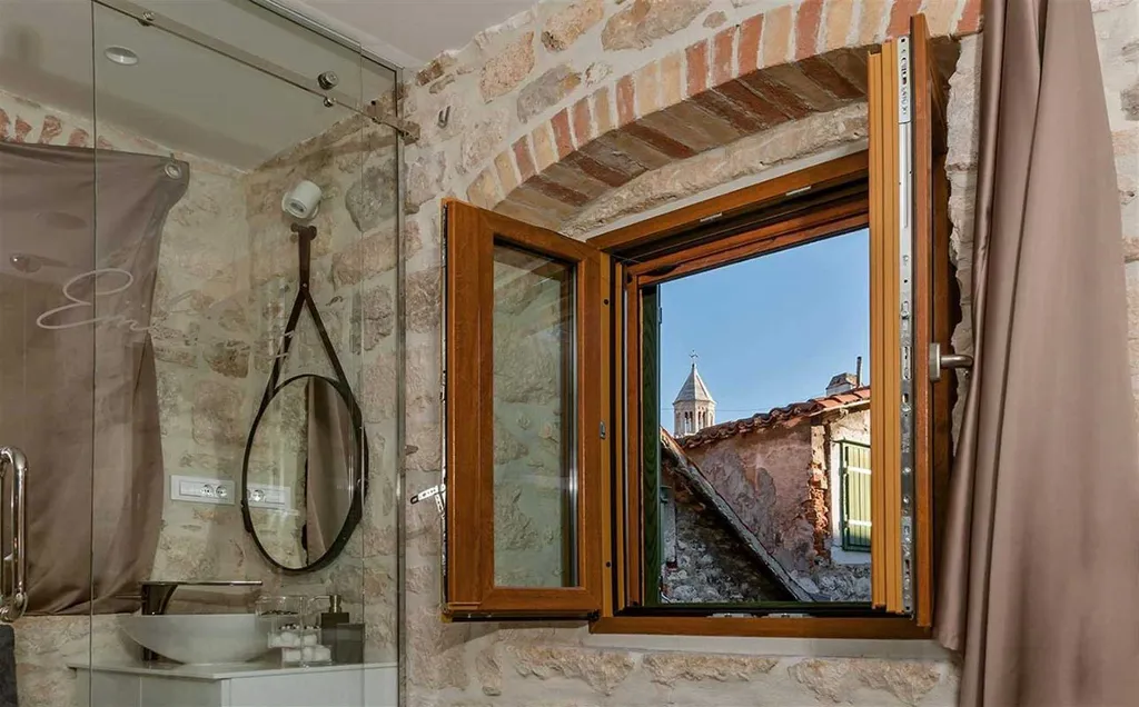 Central Split Air-Conditioned Apartment for 2