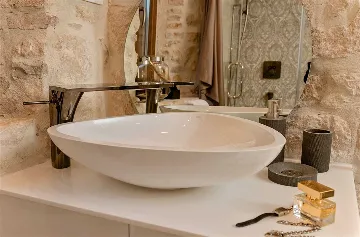 Central Split Air-Conditioned Apartment for 2