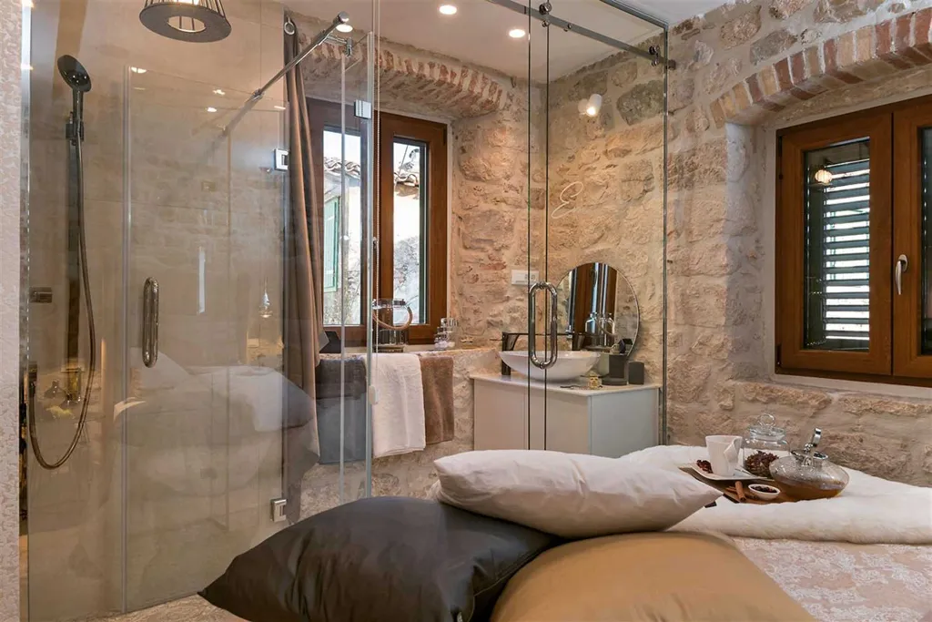 Central Split Air-Conditioned Apartment for 2