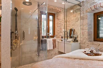 Central Split Air-Conditioned Apartment for 2