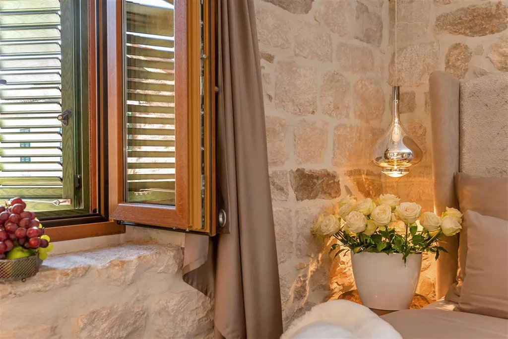 Central Split Air-Conditioned Apartment for 2