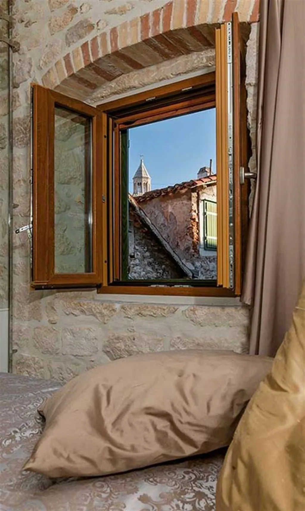 Central Split Air-Conditioned Apartment for 2