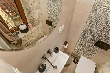 Central Split Air-Conditioned Apartment for 2