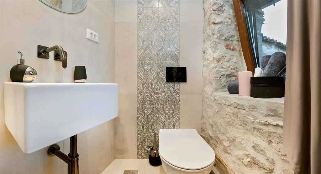 Central Split Air-Conditioned Apartment for 2