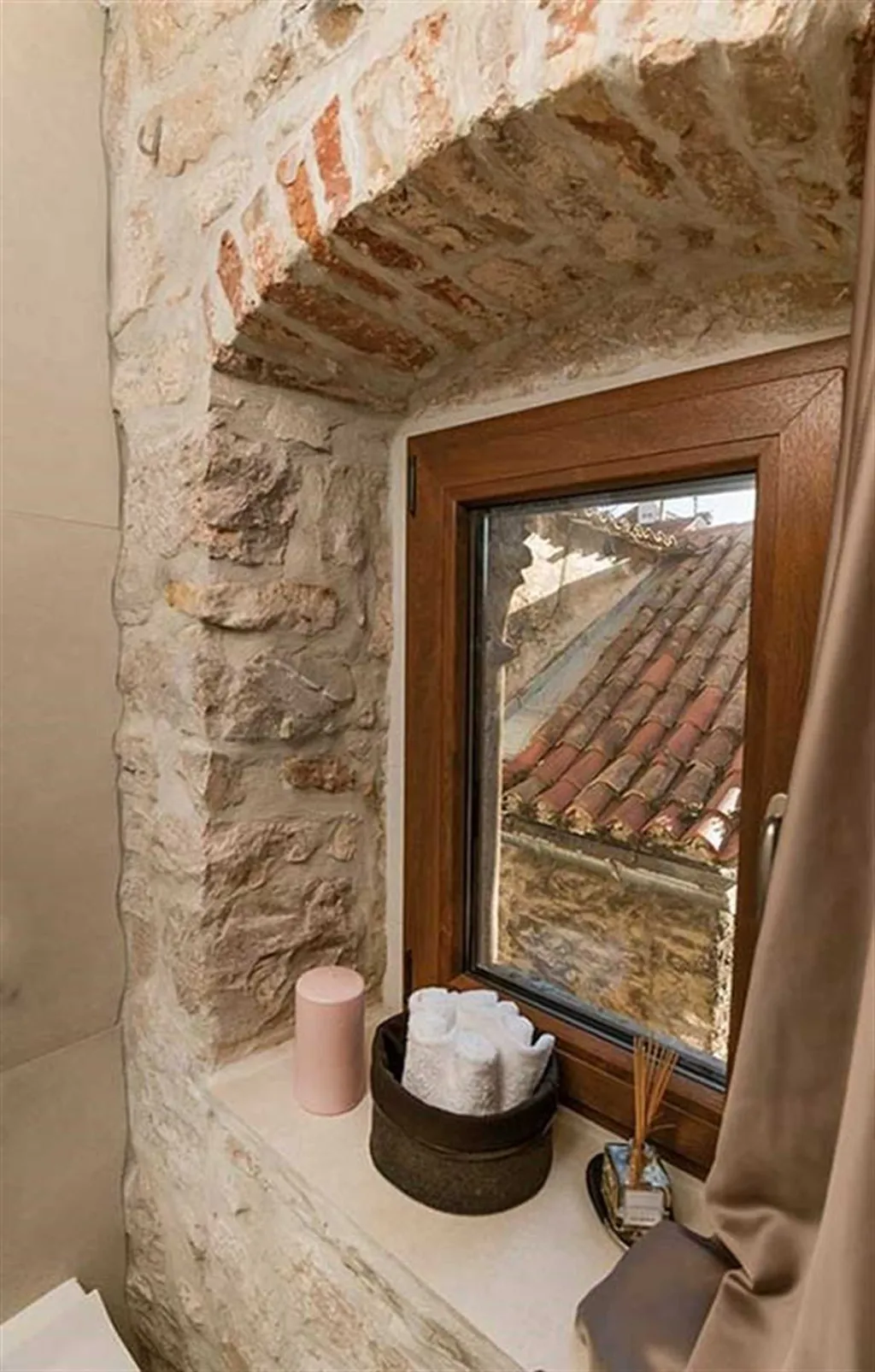 Central Split Air-Conditioned Apartment for 2