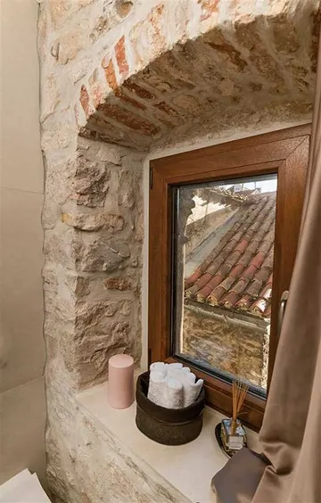 Central Split Air-Conditioned Apartment for 2