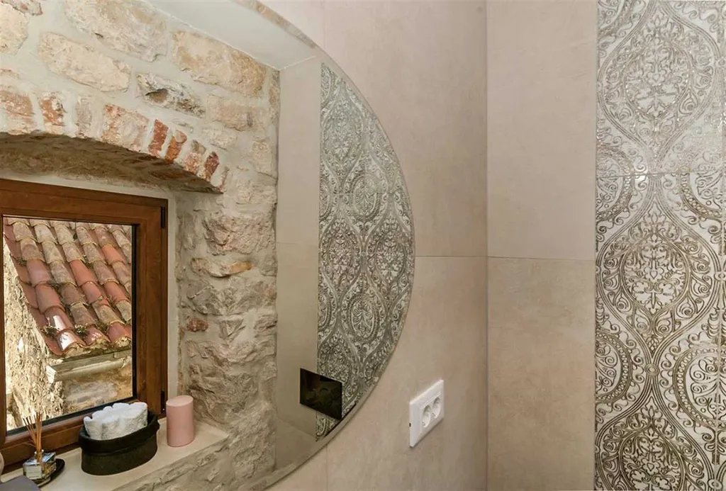 Central Split Air-Conditioned Apartment for 2