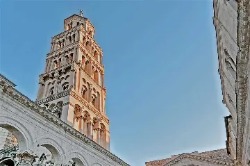 Central Split Air-Conditioned Apartment for 2