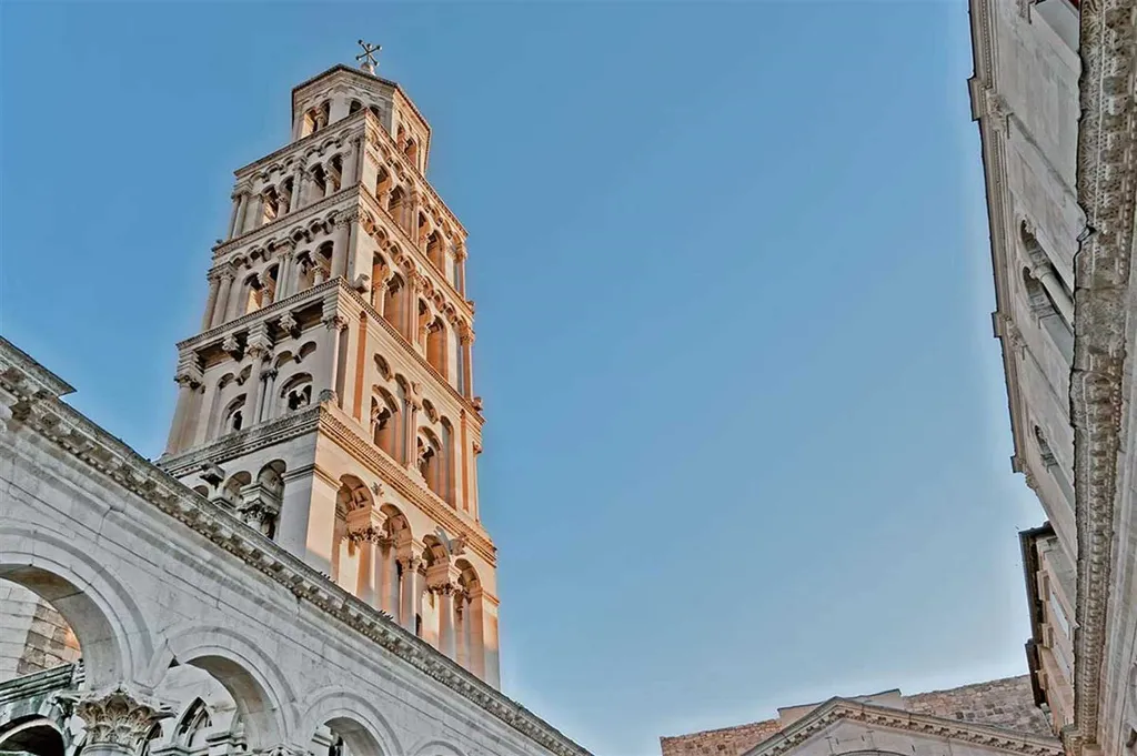 Central Split Air-Conditioned Apartment for 2