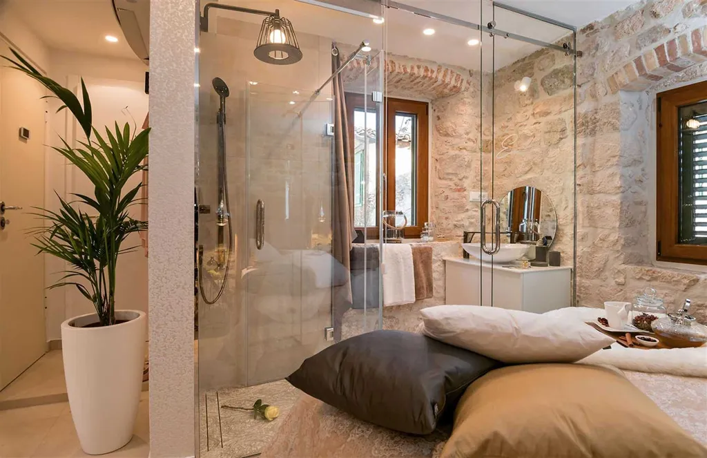 Central Split Air-Conditioned Apartment for 2