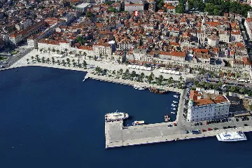 Central Split Air-Conditioned Apartment for 2