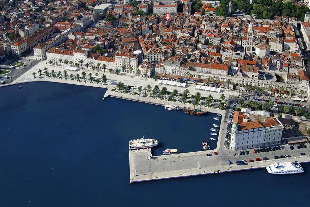 Central Split Air-Conditioned Apartment for 2