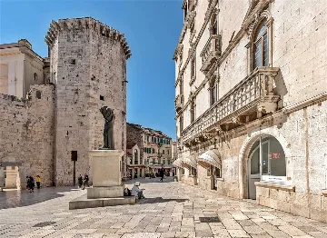 Central Split Air-Conditioned Apartment for 2