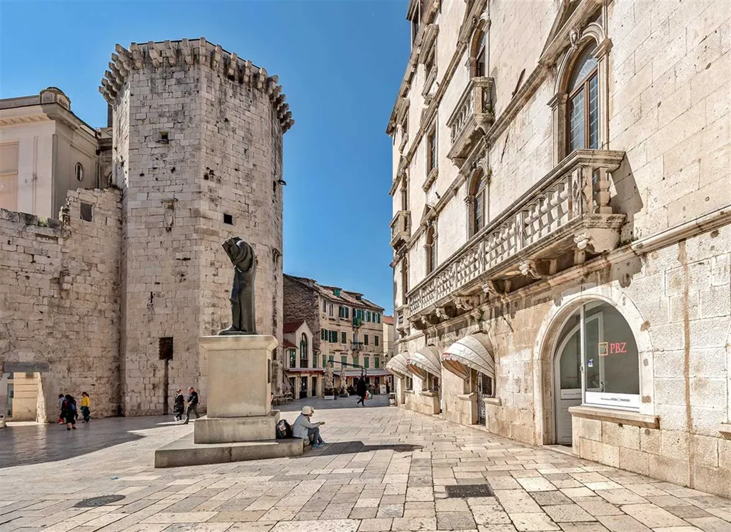 Central Split Air-Conditioned Apartment for 2