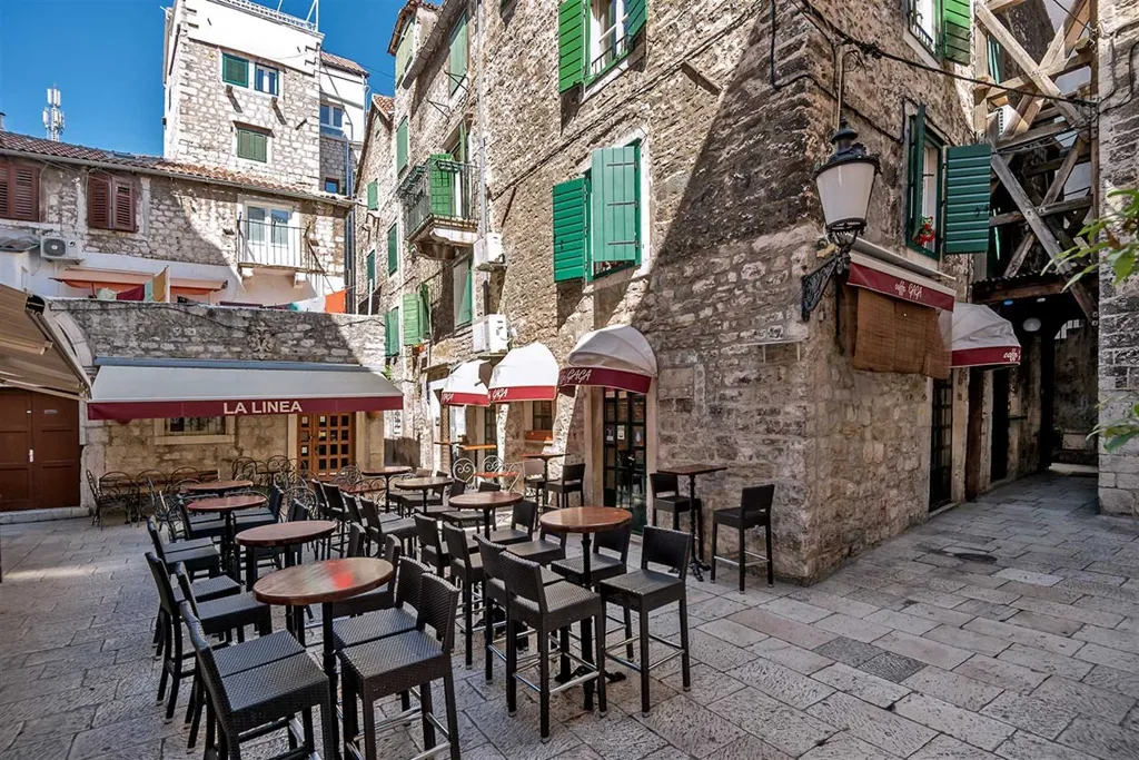 Central Split Air-Conditioned Apartment for 2
