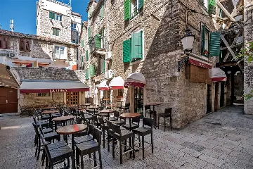 Central Split Air-Conditioned Apartment for 2