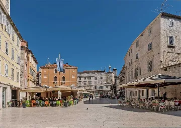 Central Split Air-Conditioned Apartment for 2