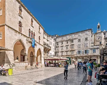 Central Split Air-Conditioned Apartment for 2