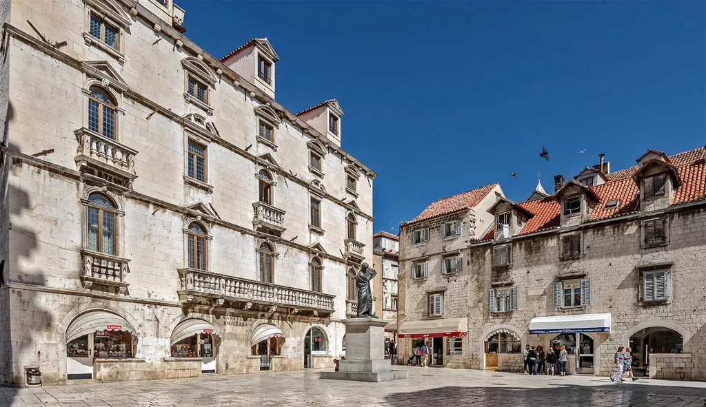 Central Split Air-Conditioned Apartment for 2