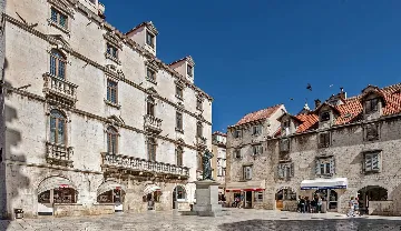 Central Split Air-Conditioned Apartment for 2