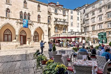 Central Split Air-Conditioned Apartment for 2