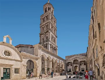 Central Split Air-Conditioned Apartment for 2