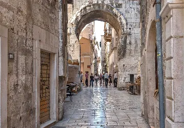 Central Split Air-Conditioned Apartment for 2