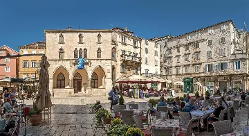 Central Split Air-Conditioned Apartment for 2