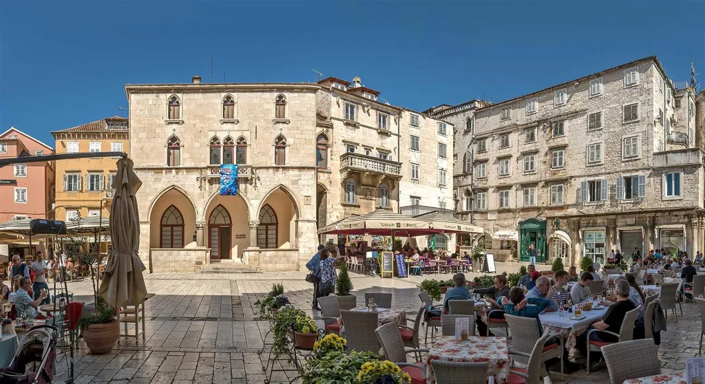 Central Split Air-Conditioned Apartment for 2