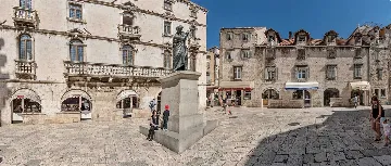 Central Split Air-Conditioned Apartment for 2