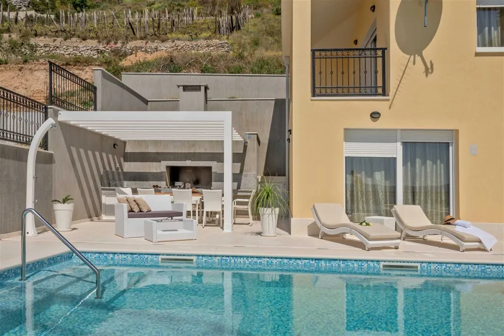 Mimice Villa with Pool for 10+2 Guests