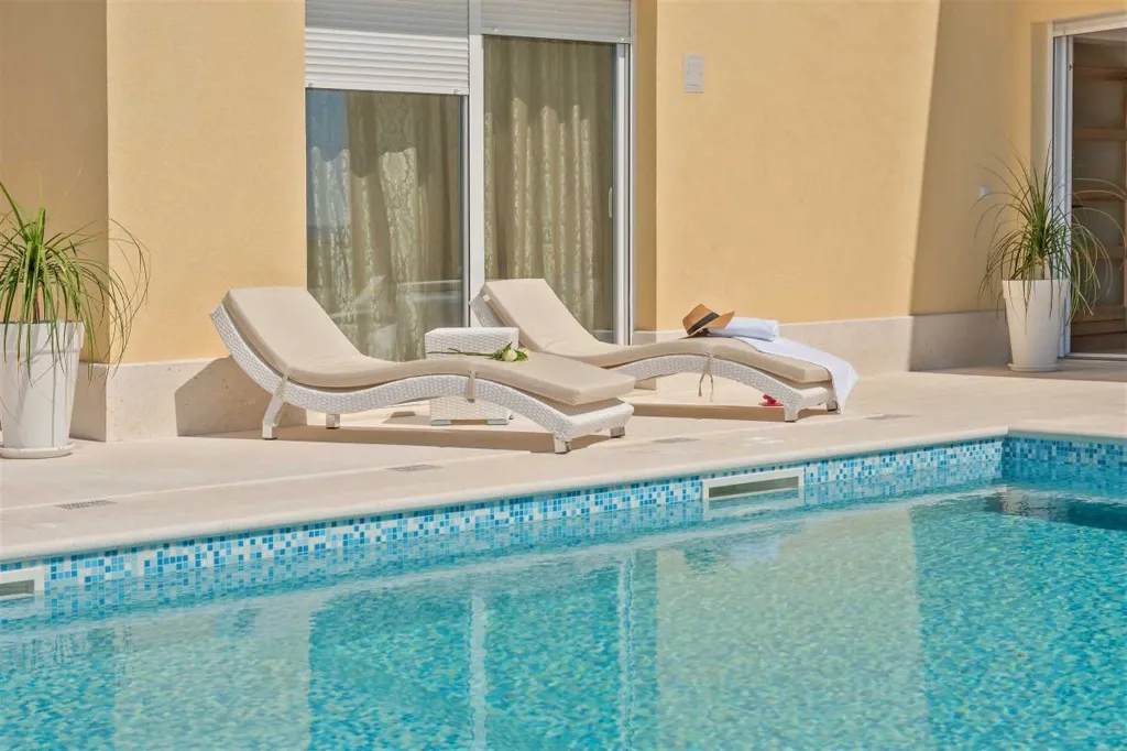 Mimice Villa with Pool for 10+2 Guests