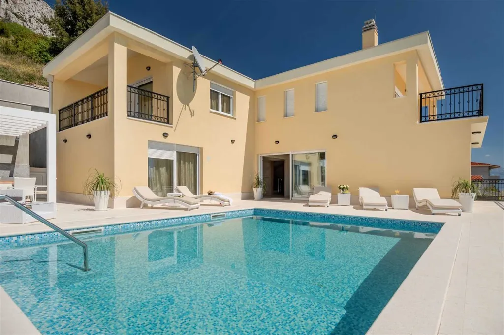 Mimice Villa with Pool for 10+2 Guests