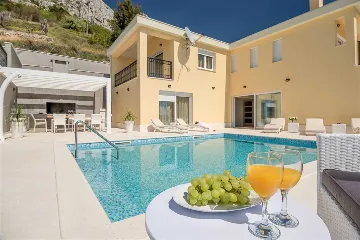 Mimice Villa with Pool for 10+2 Guests
