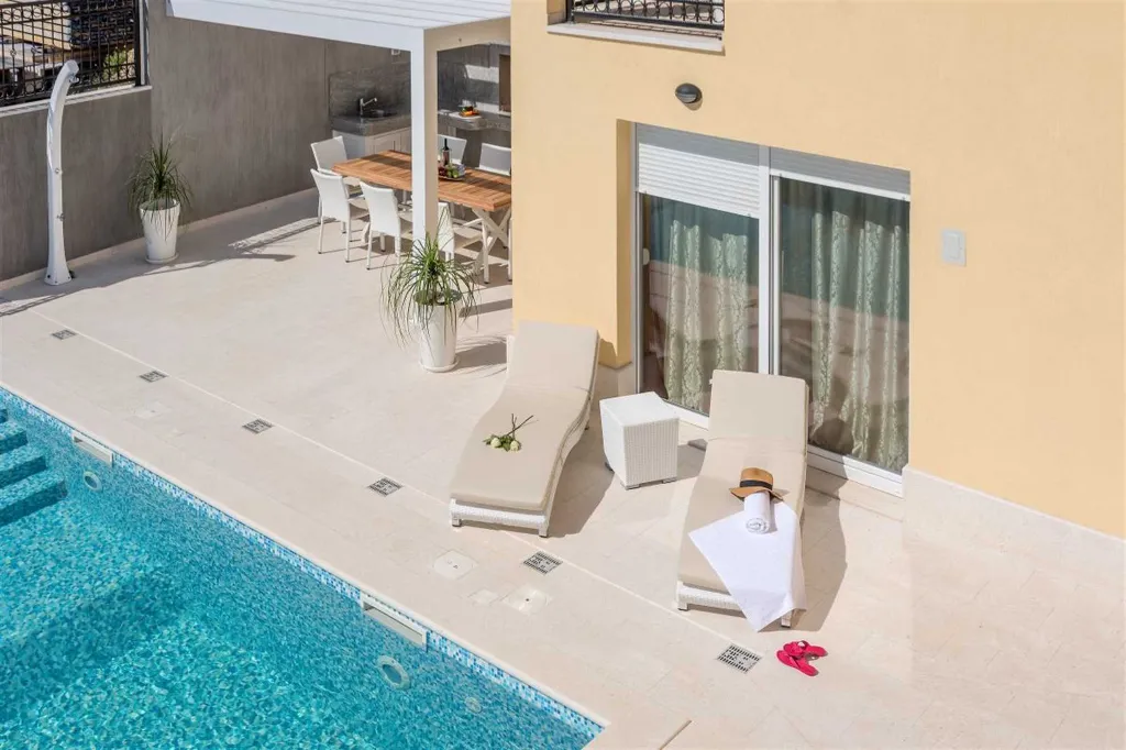 Mimice Villa with Pool for 10+2 Guests